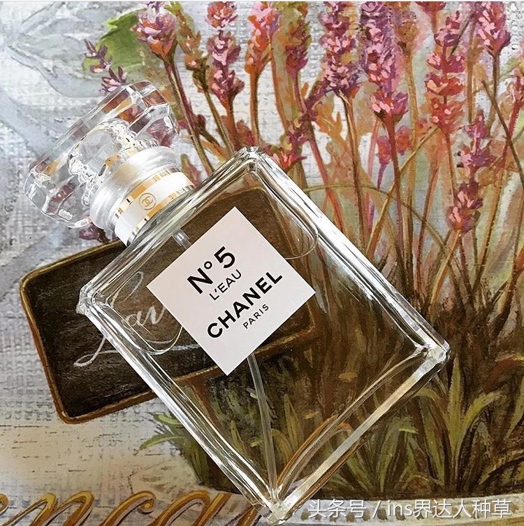 24岁昆凌的包里都有什么化妆品？网友：现在一看就是妈妈的包