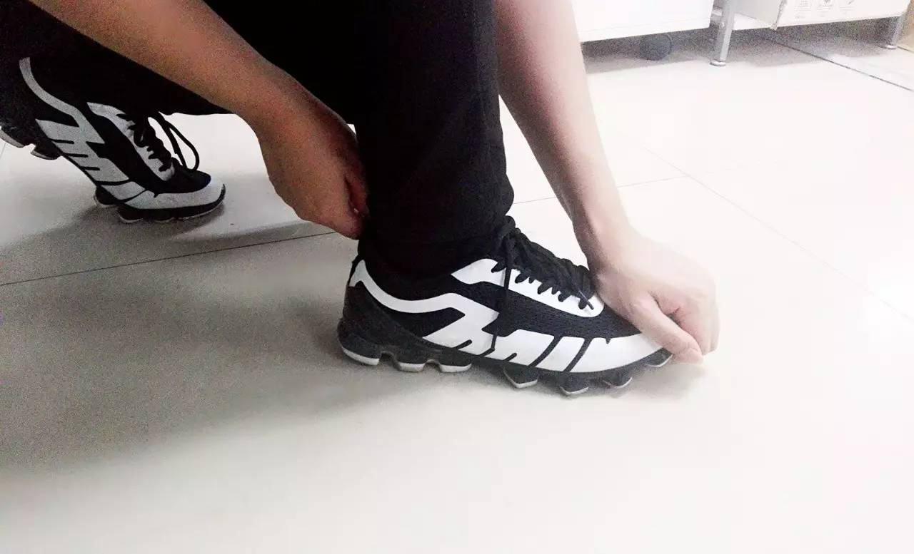 鞋子短顶脚怎么办,鞋子顶大脚趾疼怎么办