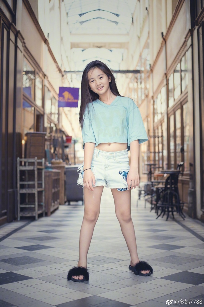 黄多多争议照,15岁黄多多近照曝光惹争议