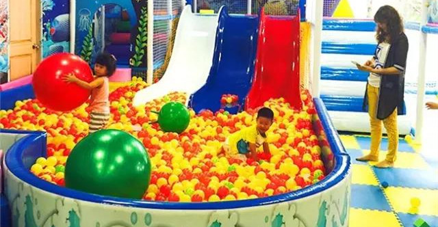 在路上,丹尼熊的游乐之路越走越宽