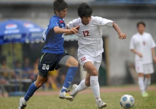 中国受处罚的足球裁判,足坛球员殴打裁判会有什么处罚