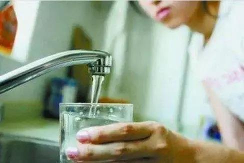 楼顶水箱被污染,楼顶水箱被污染出事