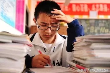 孩子的成绩离不开老师的辛苦付出,孩子学得很辛苦成绩不好