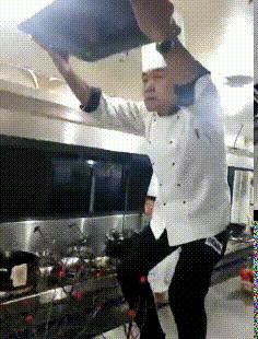 残疾男人的足球技术,残疾小哥踢球