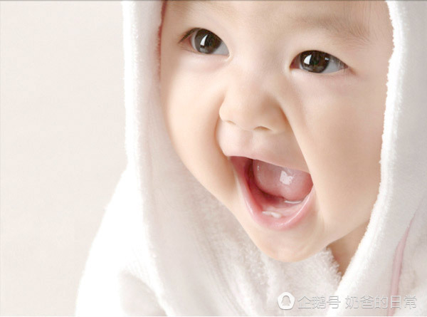 新生儿月子内能见光吗,月子里孩子要见光么