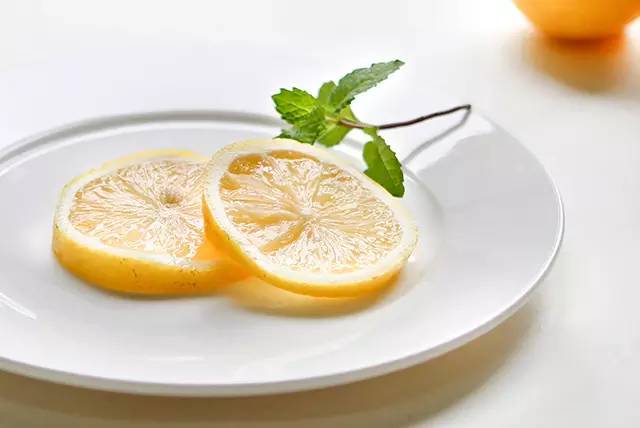 喝水喝得多能美容吗,喝水加它喝出好身体好皮肤