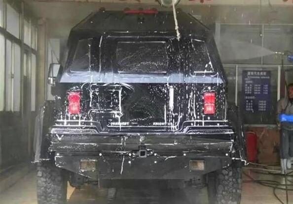 土豪开着1500万的超级越野车去洗车，洗车工：这装甲车得加钱才行