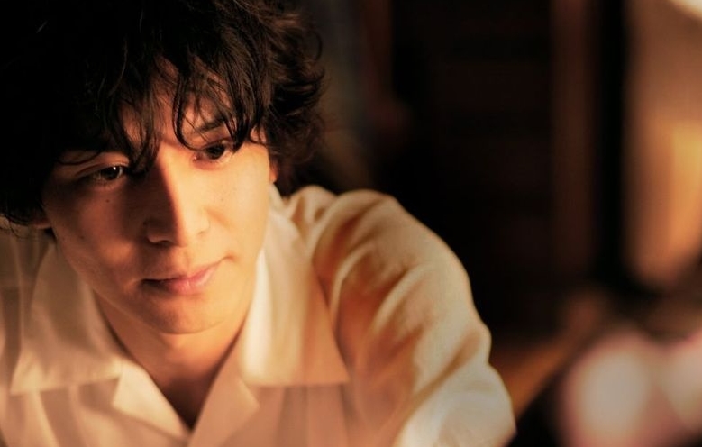 他是“犯桃花”的俊美漫画家，邂逅17岁单纯少女后浪子回头，却因瞥见妻子那一幕，关进“没有女人的地方”