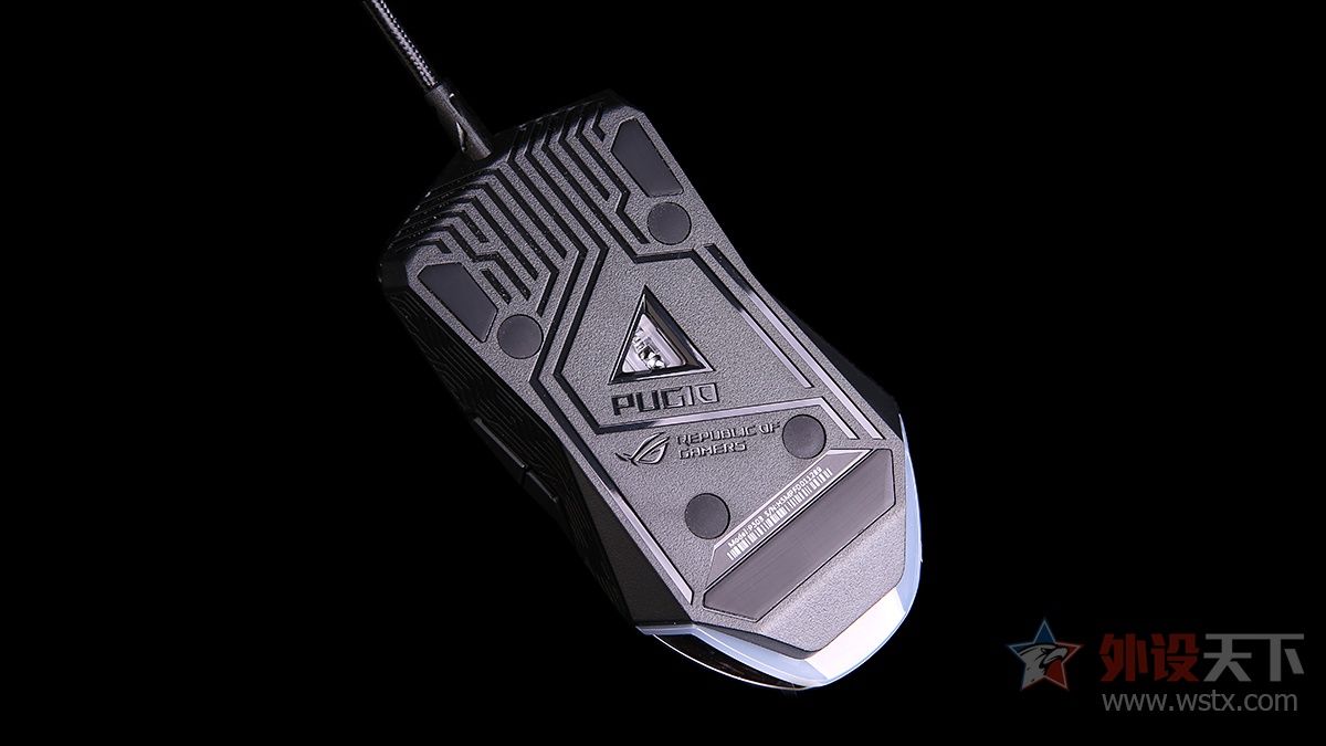 小手玩家的福音，玩家国度这款电竞鼠标针对中小手型设计，拥有便捷的可更换微动和侧键功能