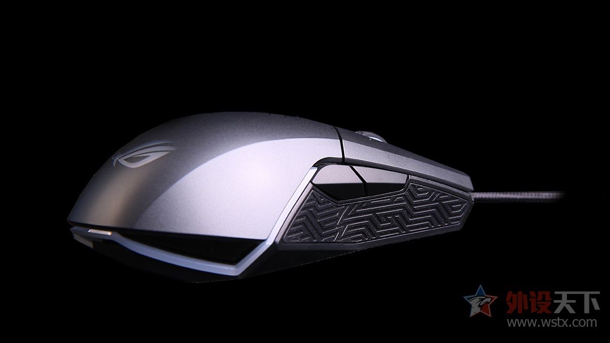 小手玩家的福音，玩家国度这款电竞鼠标针对中小手型设计，拥有便捷的可更换微动和侧键功能