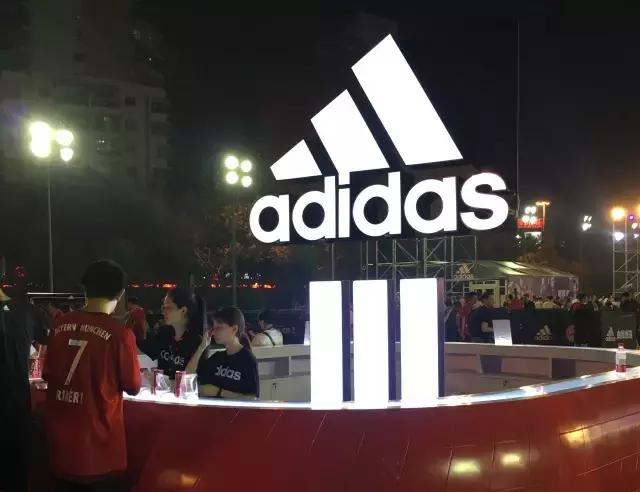原来有一种见面会的乐趣不比一场球赛少｜阿迪达斯带你在上海看拜仁球员玩蹴鞠