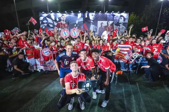 原来有一种见面会的乐趣不比一场球赛少｜阿迪达斯带你在上海看拜仁球员玩蹴鞠