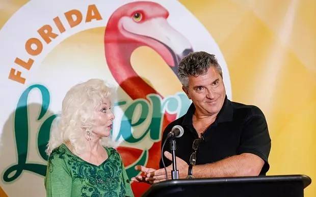 一男子买彩票中2174万,夫妇买彩票三个亿