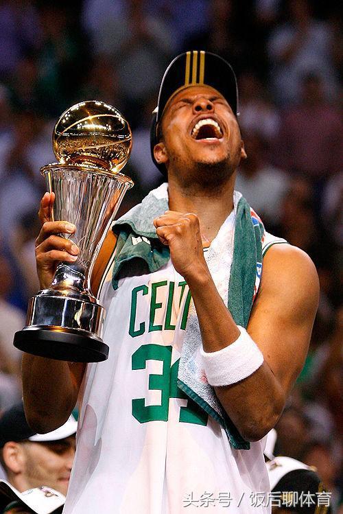 1美元的合同,那个挨了11刀的男人要退役了,职业生涯数据足够亮眼