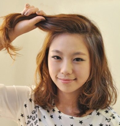 扎头发花苞头教程图解,花苞头的简单扎法蓬松中长发