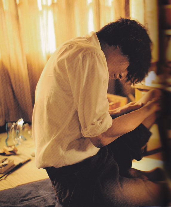 他是“犯桃花”的俊美漫画家，邂逅17岁单纯少女后浪子回头，却因瞥见妻子那一幕，关进“没有女人的地方”