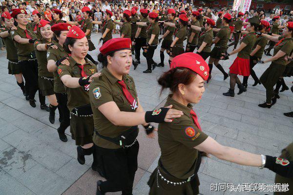 甘肃平凉网红老人跳广场舞,甘肃平凉广场舞大爷