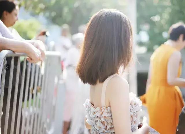 头发特别干枯毛躁软塌怎么办,夏天头发干枯毛躁怎么办