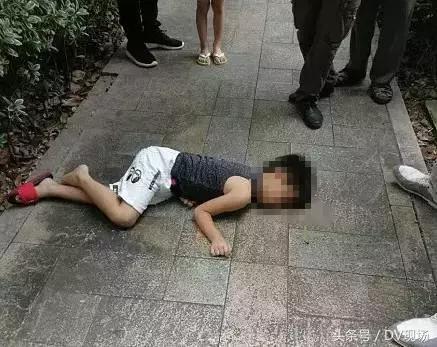 吓人！东莞小区一熊孩子爬出阳台命悬半空，所有人捏了一把汗