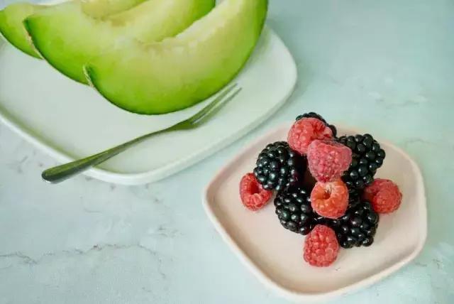 三伏天不吃饭也要买一件棉麻衫,三伏天不开空调吃饭一身汗