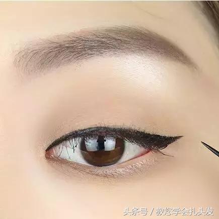 终于知道为什么明星们都爱扎这款气质甜美蛋卷头，迷人优雅又时尚，快来试试吧