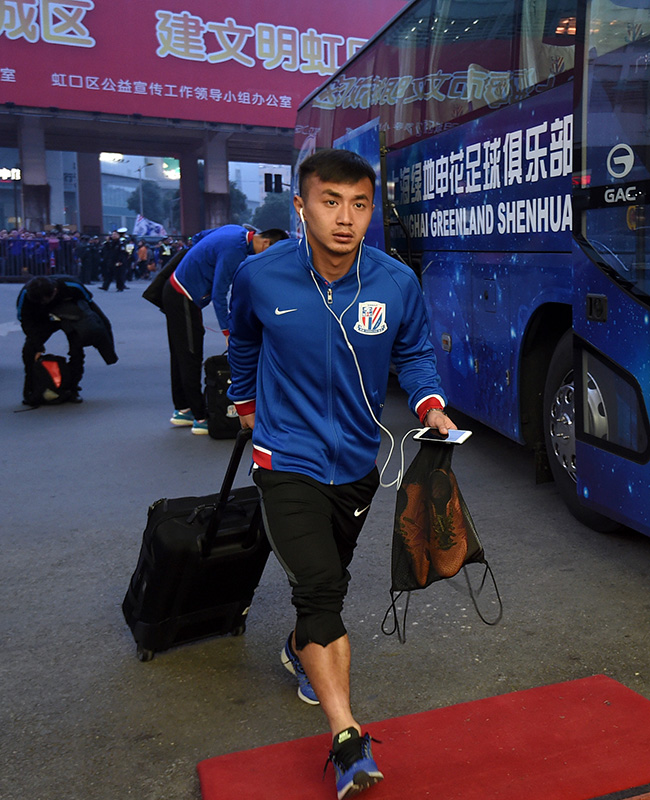 底蕴！申花首秀球迷热情迎接大巴虹口成蓝色海洋,图