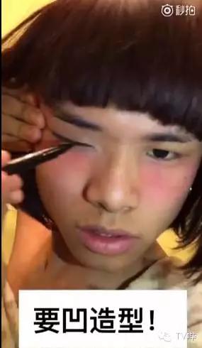 靠一只马克笔化妆为人间*物尤**！深扒网红艾克里里和他的娇喘助理！