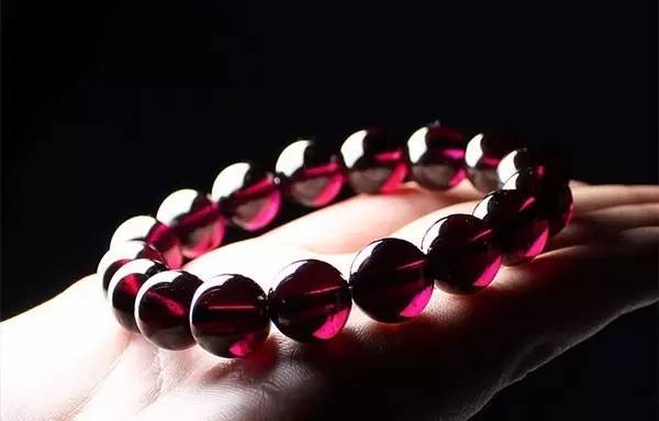 高调的炫耀到最后让你无法收场,手腕是炫耀的资本