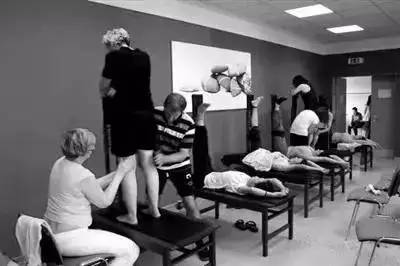 在国内混不下去的“神医”们，远眺海外，目露“金光”……侨胞们要当心了！