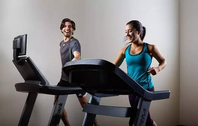 跑步机如何避免伤膝盖,跑步机爬坡走伤膝盖吗