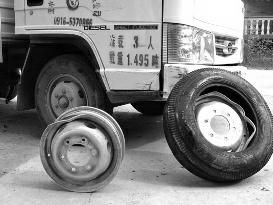 高速路上正行驶车轮毂突炸裂