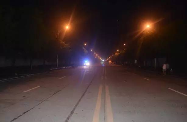 广西玉林男子酒后撞人,男子驾车打瞌睡撞上护栏