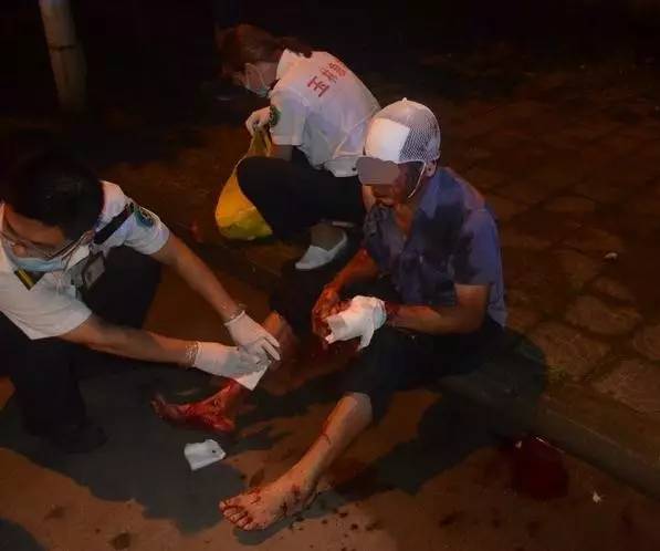 广西玉林男子酒后撞人,男子驾车打瞌睡撞上护栏