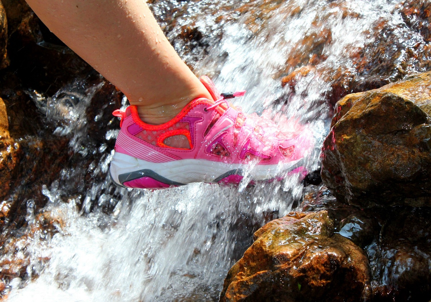 感受一份属于我的清凉——洛弛红Clorts户外溯溪鞋3H027D体验