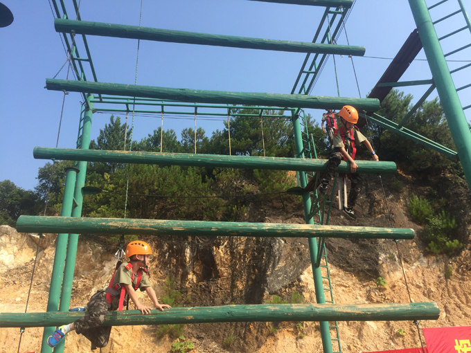 7天军营夏令营结束,网瘾少年军营蜕变