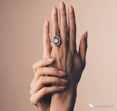 高圆圆同款婚戒一个多重,高圆圆直播带货手戴婚戒状态佳