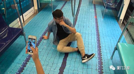 车厢变成运动场!台北推“世大运列车”吸睛