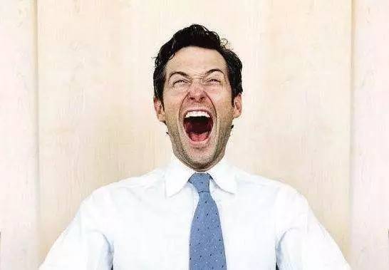 女乘客打哈欠下巴脱臼完整版,女子打哈欠下巴脱臼自己掰回去