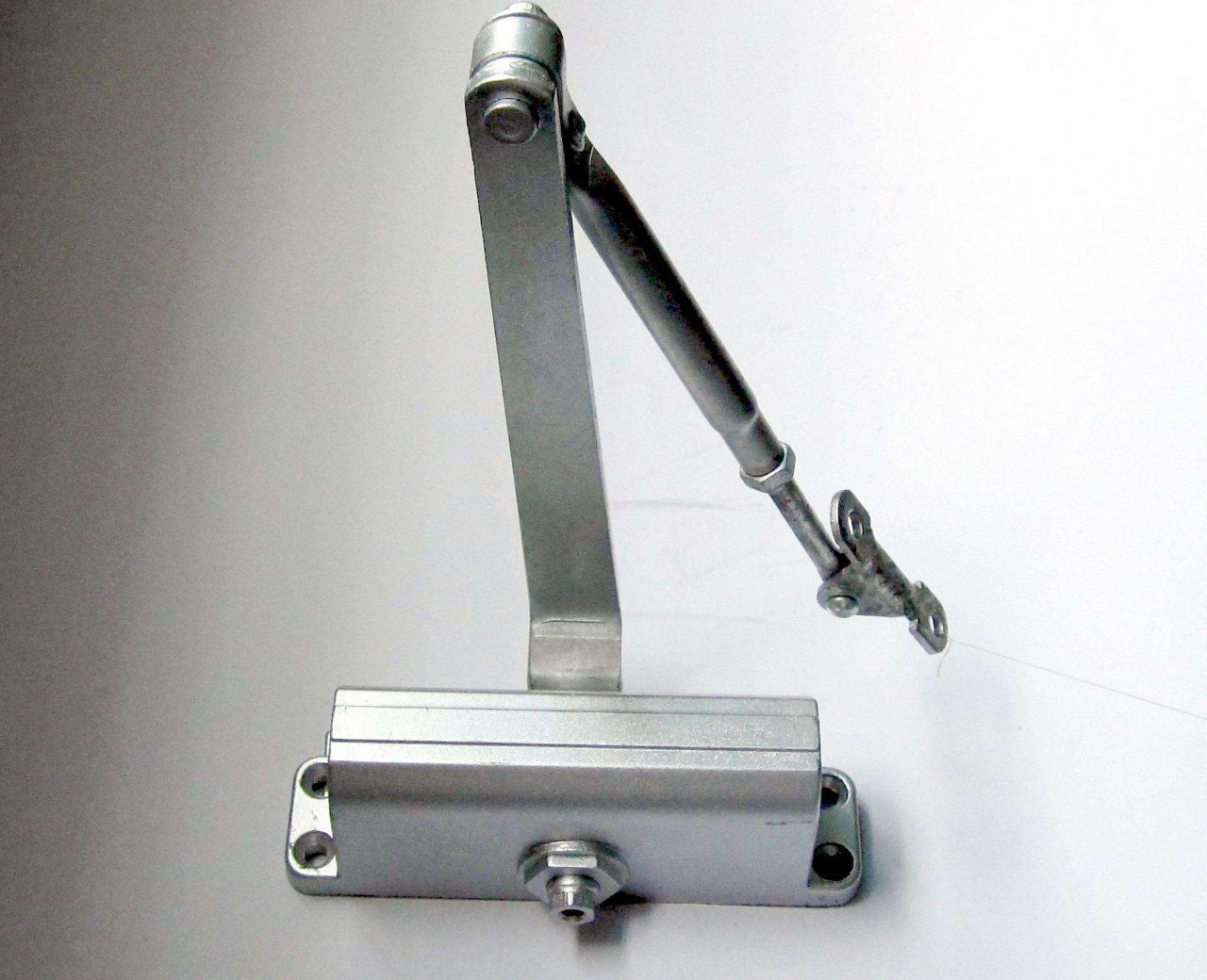 闭门器有几种安装方法,滑道闭门器和普通闭门器区别