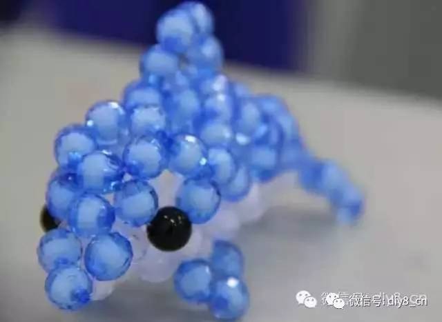 她用鱼线把一颗颗圆珠串起来，竟然会变成这样！