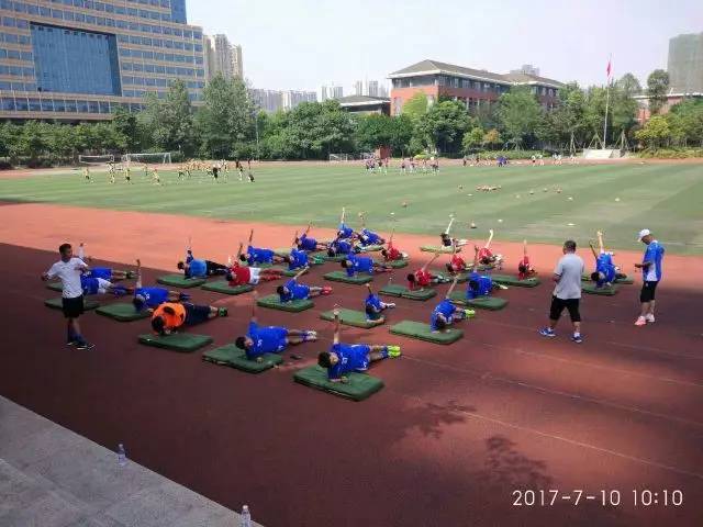 这个暑假，七中在绿茵场上没闲着！