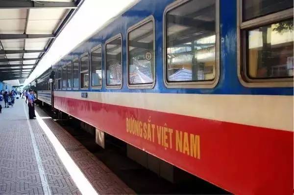 火车去青海沿途风景,青海人出国很难吗