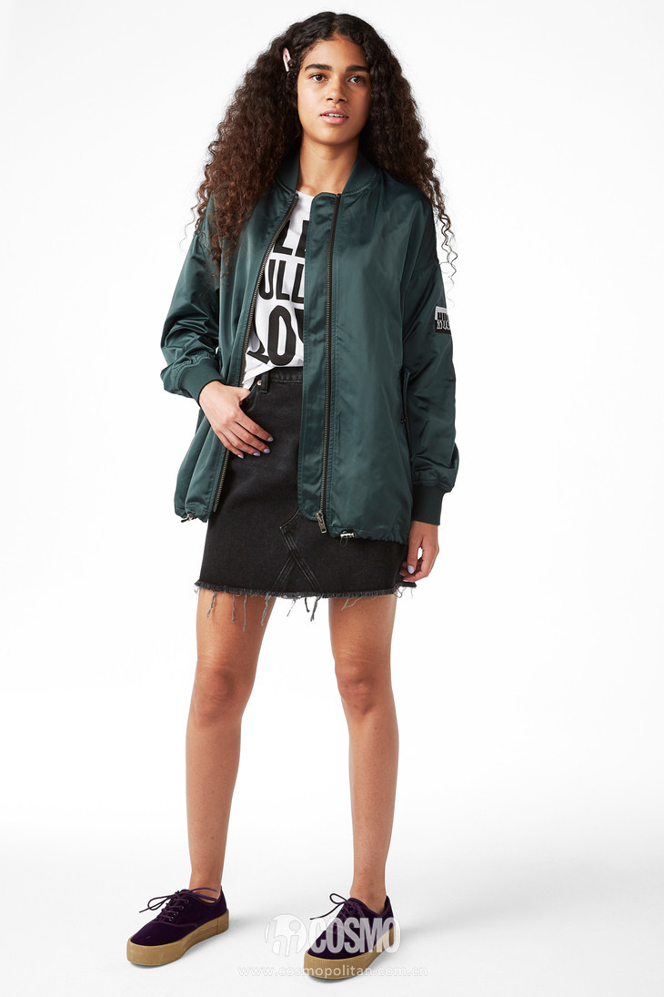 这些衣服太好看每件都想买，老板能预支下月工资不？