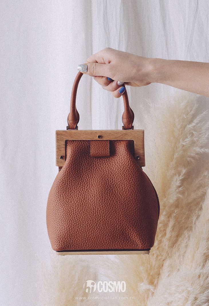 这些衣服太好看每件都想买，老板能预支下月工资不？