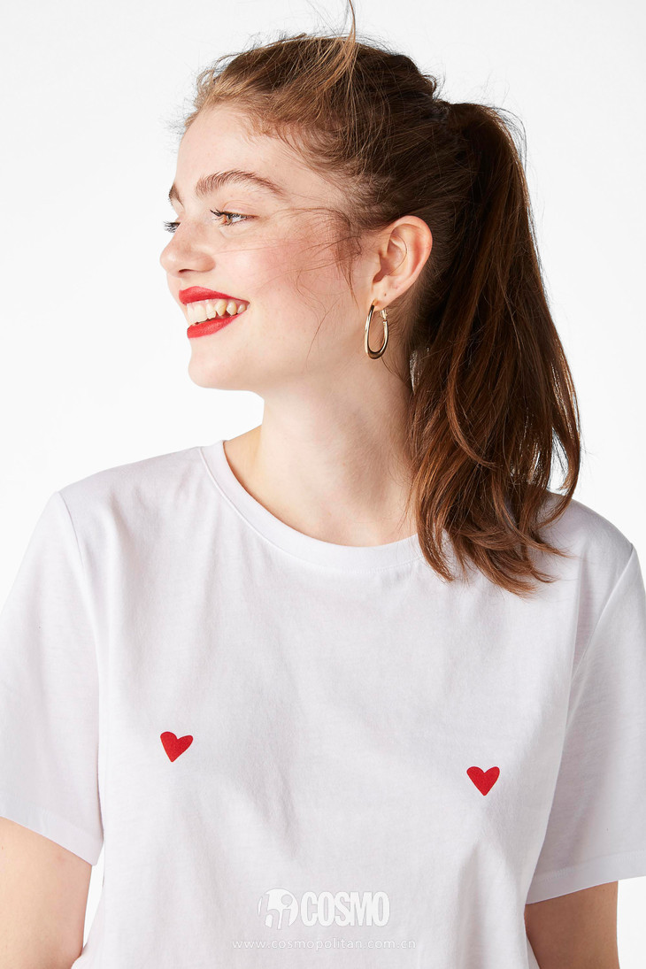 这些衣服太好看每件都想买，老板能预支下月工资不？