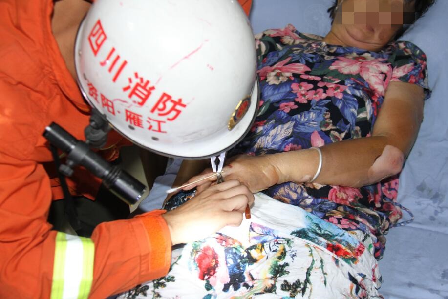 戒指卡住受伤手指消防及时排险,戒指卡手手指肿了求助消防员