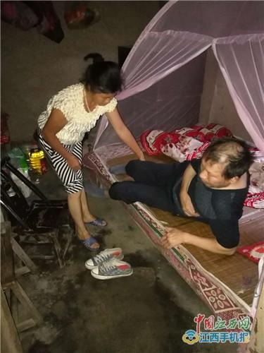 照顾瘫痪老人喂饭,照顾瘫痪老人用奶瓶喂饭