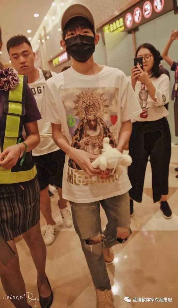 王源演唱会穿秀禾服,王源沸腾之夜黑西装