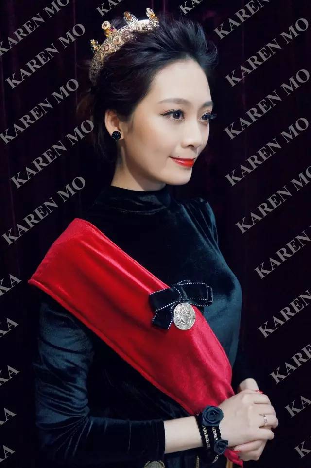 “莫澳欣，你设计的服装哪里可以买得到？！”