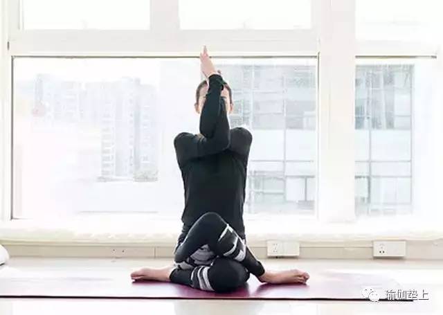 上瑜伽课一直放屁好不好,练完瑜伽打嗝好还是放屁好